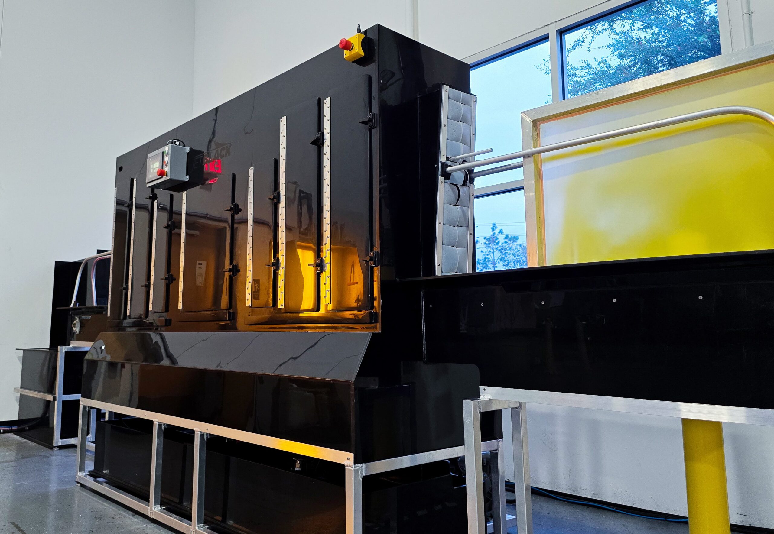 ROQ JetBlack automatic screen reclamation system